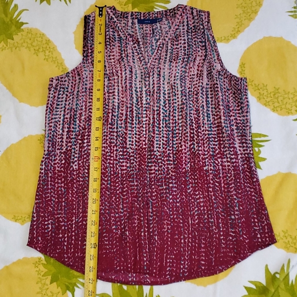 Sleeveless button up blouse - Picture 2 of 9